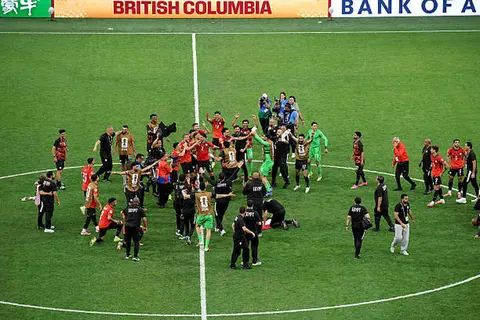 مكافآت واحتفالات.. يلا كورة يكشف كواليس غرفة ملابس منتخب مصر بعد أول فوز مونديالي